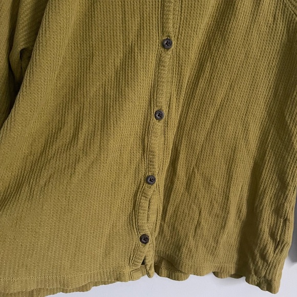 Madewell Oversized Light Button Up Top in Olive - Picture 5 of 8
